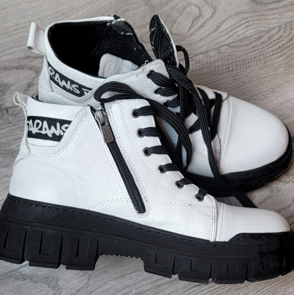 Taranis Women's White and Black Leather Ankle Boots Size 8.5 (39)
